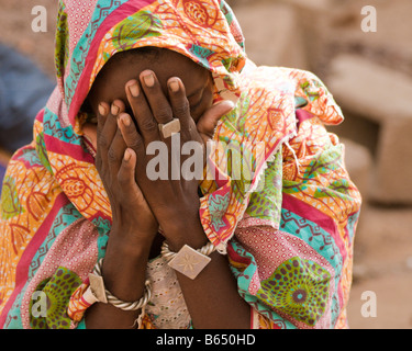 Eine junge Fulbe-Frau im Gebet in Ouagadougou, Burkina Faso. Stockfoto