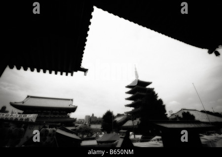 Hozomon und fünfstöckige Pagode von der Haupthalle aus gesehen. Senso-Ji (aka Asakusa-Tempel). Asakusa. Taito Bezirk. Tokyo. Japan. Stockfoto