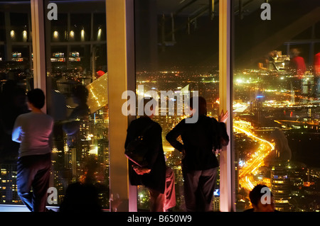 Drinks am Abend und Nacht Zeit Blick von Q1 Wolkenkratzer Surfers Paradise Gold Coast Queensland Australien Stockfoto