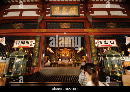 Gebete am Main Hall der Senso-Ji-Tempel (aka Asakusa-Tempel). Asakusa. Taito Bezirk. Tokyo. Japan. Stockfoto