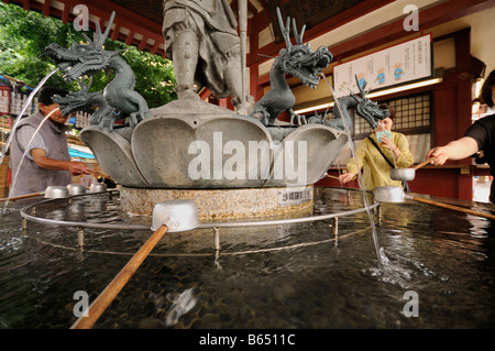 Reinigung Wasser. Senso-Ji (aka Asakusa-Tempel). Asakusa. Taito Bezirk. Tokyo. Japan. Stockfoto