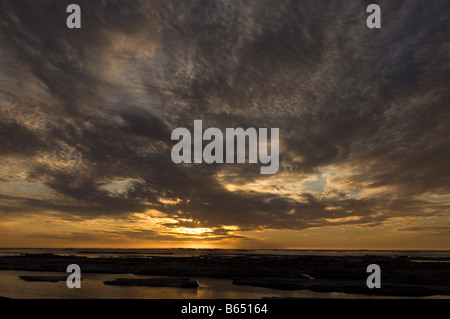 Sommer Sonnenuntergang über schmelzendem Packeis im Beaufort Sea Arctic Ocean 1002 Area des Arctic National Wildlife Refuge, North Slope, Alaska, USA Stockfoto