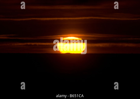 Sommer Sonnenuntergang spiegelt sich glühend in Wolken über Beaufort Meer eisfrei Stockfoto