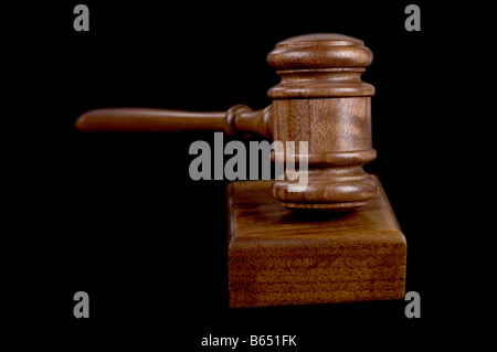 tolles Bild von einem Richter oder Auktionatoren Hammer auf schwarzem Hintergrund Stockfoto
