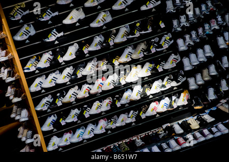 Sportschuhe auf dem Display im Geschäft in Wan Chai Markt in Hongkong, China Stockfoto