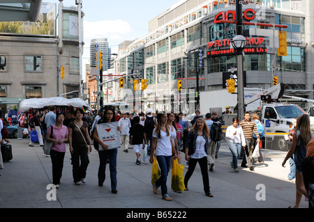 Shopper, Innenstadt von Toronto, Yonge Street Street am Dundas Stockfoto