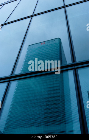 HSBC Tower spiegelt sich im Citigroup Tower in Londons Docklands England UK Stockfoto