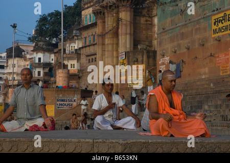 Morgenandacht an den Ghats im Fluss Ganges in Varanasi, Indien Stockfoto