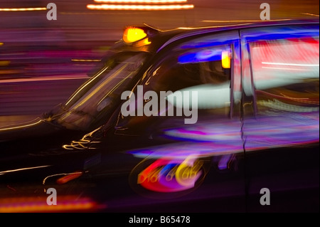 Detail der Londoner Taxi in der Nacht mit Motion blur Stockfoto