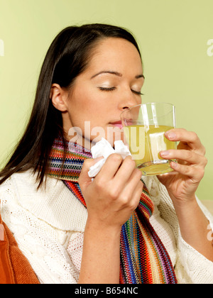 Junge Frau trinkt lösliche Medizin Modell veröffentlicht Stockfoto