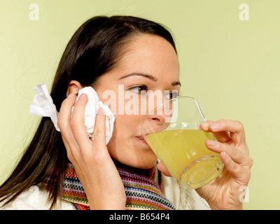 Junge Frau trinkt lösliche Medizin Modell veröffentlicht Stockfoto