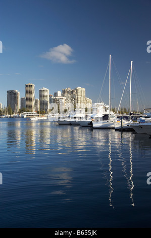 Mariners Cove Marina und hohe Aufstieg Gebäude Main Beach Gold Coast Queensland Australien Stockfoto