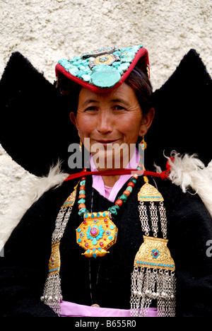 eine Ladakhi Frauen trägt Perak, eine traditionelle Ladakhi Kopfschmuck in Ladakhi festivals Stockfoto