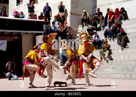 Dies ist Ladakh Festival Mönche sind Maske tanzen und beten in Spitok Kloster Ladakh Indien. Stockfoto