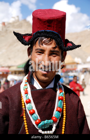 Eine Ladakhi Mann tragen traditionelle Ladakhi Kleidung in Ladakh Festivales... Stockfoto