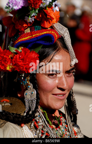 Eine Ladakhi-Frau trägt einen traditionellen Drogba, Kopfschmuck, Ladakhi Festivals Stockfoto