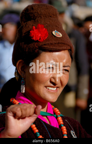 Eine Ladakhi-Frau trägt einen traditionellen Drogba, Kopfschmuck, Ladakhi Festivals Stockfoto