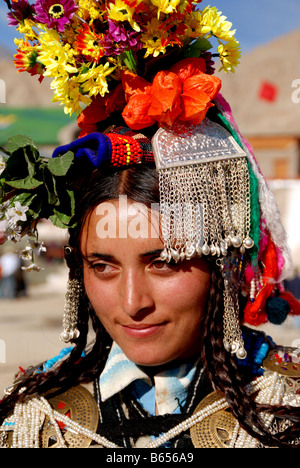 Eine Ladakhi-Frau trägt einen traditionellen Drogba, Kopfschmuck, in Ladakh festivals Stockfoto