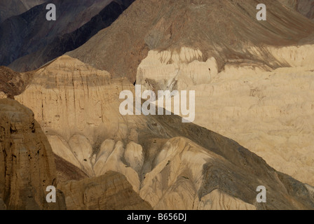 Das Gebiet des Tals des Mondes in der Nähe von Gästehaus in Ladakh Indien war ein ehemaliger See nach Erosion, Erosion See. Stockfoto