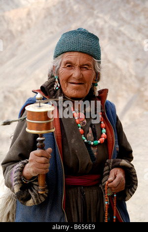 Vor allem die ältere Generation in Ladakh wird oft gesehen wird, beten, dass sie ihre Om Mani Padme Hum immer und immer wieder wiederholen Stockfoto