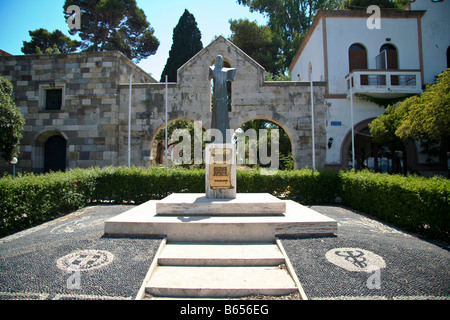 Statue vor dem östlichen Tor zwischen der Agora und der Strandpromenade von kos Stockfoto