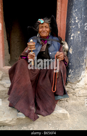 Vor allem die ältere Generation in Ladakh wird oft gesehen wird, beten, dass sie ihre Om Mani Padme Hum immer und immer wieder wiederholen Stockfoto