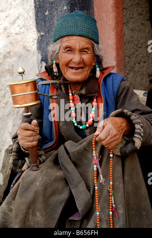 Vor allem die ältere Generation in Ladakh wird oft gesehen wird, beten, dass sie ihre Om Mani Padme Hum immer und immer wieder wiederholen Stockfoto