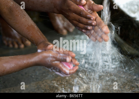 Lucknow, Uttar Pradesh, Indien, Landschaft in der Nähe Rae Bareli, Kinder, die Hände mit Seife zu waschen. Stockfoto