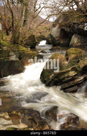 Wasserfälle am Fluss Marteg. Gilfach Farm Nature Reserve, ein Radnorshire Wildlife Trust Naturschutzgebiet in der Nähe von Rhayader, Powys, Wales. Stockfoto