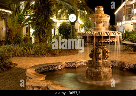 Dekorative Brunnen mit einer Uhr im Hintergrund in St. Augustine, Florida Stockfoto