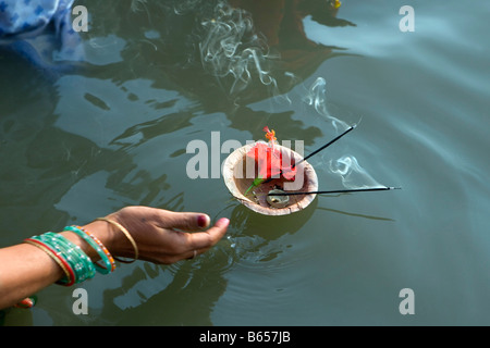 Indien, Uttar Pradesh, Varanasi, Ganga Fluß, Weihrauch auf dem Wasser schwimmt. Stockfoto