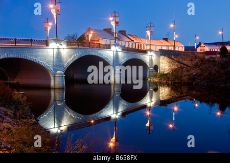 Die Brücke über den Fluss Bann in Portadown nachts spiegelt sich im Wasser. Stockfoto