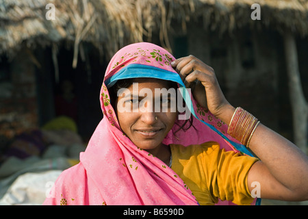 Lucknow, Uttar Pradesh, Indien, Landschaft in der Nähe von Rae Bareli, Frau tragen Saree, Porträt Stockfoto