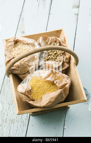 Taschen von Linsen, Hirse und kurzen weißen Reis in hölzernen Korb Stockfoto