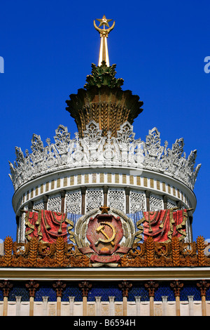 Sowjetische Symbole außerhalb der ukrainischen Pavillon im All-Russian Exhibition Center in Moskau, Russland Stockfoto