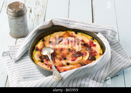 Fruchttorte auf rustikalen Tisch Stockfoto