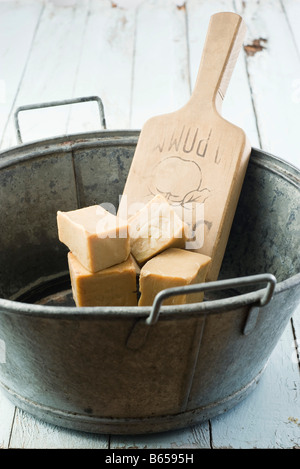 Frische Bäckerhefe in Blecheimer Stockfoto