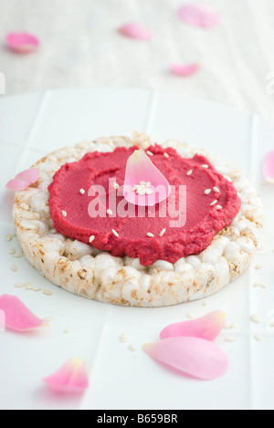 Rüben pürieren und Blume Blütenblätter auf Reis-cracker Stockfoto
