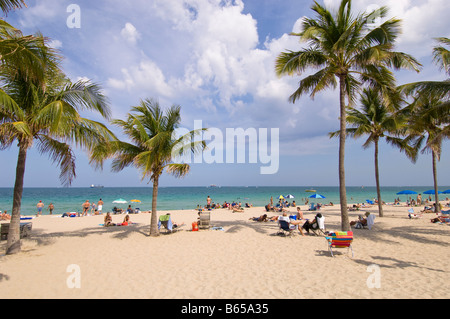 Menschen entspannen am Strand Fort Lauderdale beach Gold Coast Florida Vereinigte Staaten von Amerika Stockfoto