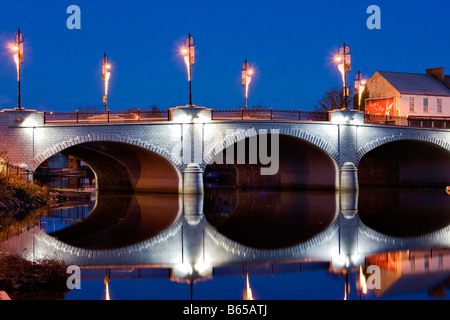 Die Brücke über den Fluss Bann in Portadown nachts spiegelt sich im Wasser. Stockfoto