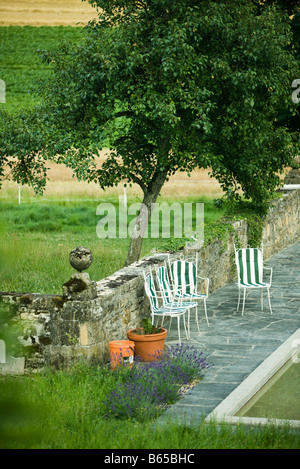 Garten mit Stühlen in der Nähe von Schwimmbad Stockfoto