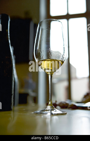 Gestreift Glas Weißwein Stockfoto