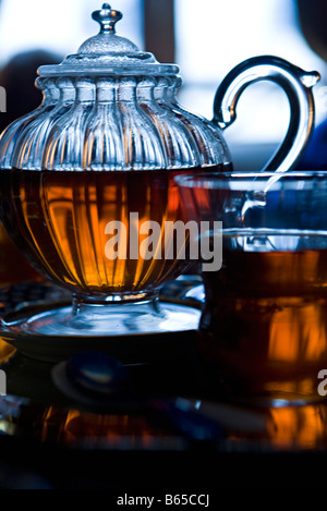 Glas Teekanne und Tee im Glas Teetasse, Hintergrundbeleuchtung Stockfoto