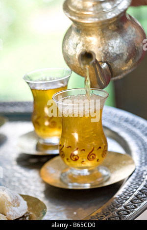 Teekanne Tee in Glas Teetassen gießen Stockfoto