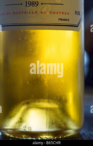 Untere Hälfte der Flasche Weißwein, Nahaufnahme Stockfoto