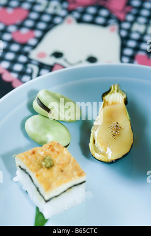 Japanische Vorspeisen, Tofu, Seetang und Reis Square, Auberginen mit Tofu-Sauce und frischen Saubohnen Stockfoto