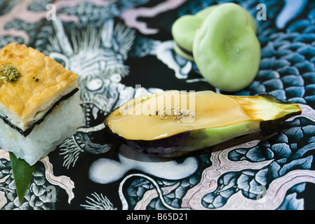 Japanische Vorspeisen, Tofu, Seetang und Reis Square, Auberginen mit Tofu-Sauce und frischen Saubohnen Stockfoto