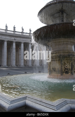 St.-Peters-Platz. die Kolonnade und Brunnen. Vatikanstadt, Rom, Italien Stockfoto