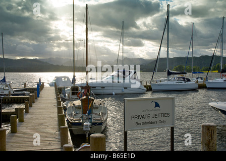 Boote vor Anker an den Piers von Low Wood Marina, Lake Windermere, Lake District National Park, Cumbria, England UK Stockfoto