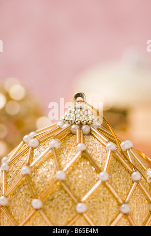Reich verzierte gold Christbaumkugel, close-up Stockfoto